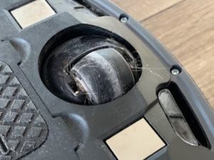 Nečistoty zachycené na kolečku vysavače iRobot Roomba 976