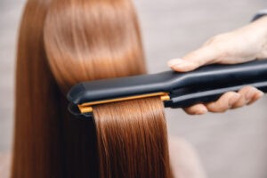 Žehlení vlasů pomocí žehličky na vlasy