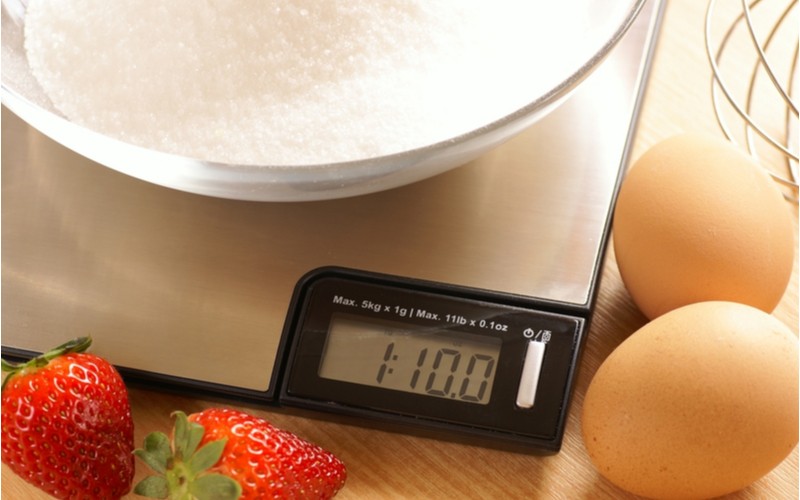 Kuchyňská váha s displejem a surovinami