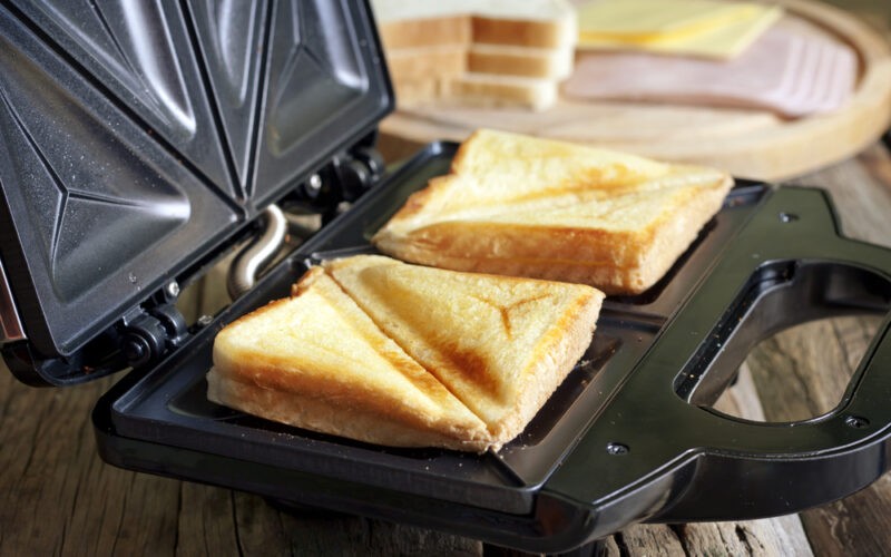 Otevřený černý toastovač s toasty