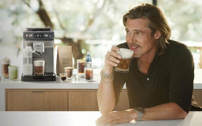 DeLonghi kávovary - reklama, Brad Pitt - herec popíjející kávu z kávovaru značky