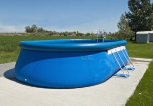 Podlouhlý nadzemní bazén na betonu