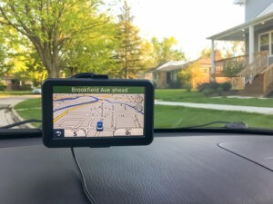 GPS navigace nalepená na čelním skle v autě