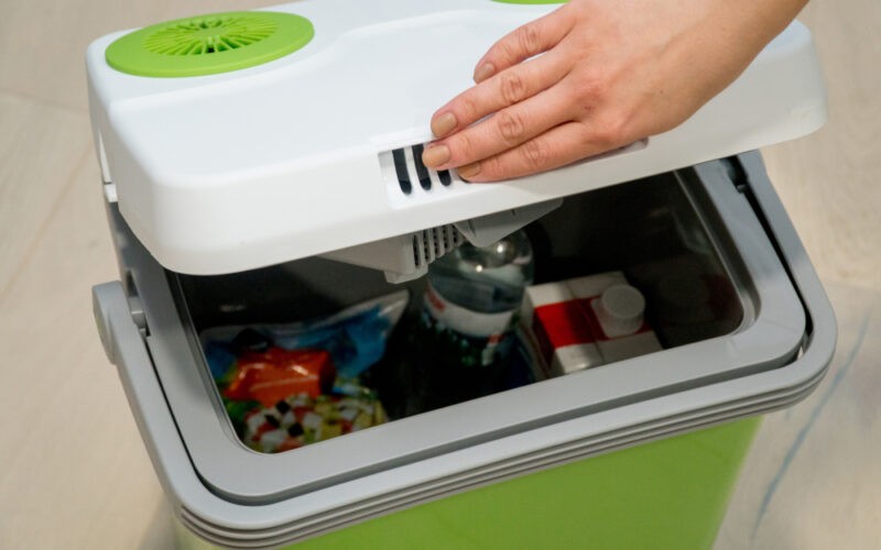 Plná zeleno bílá přenosná chladnička
