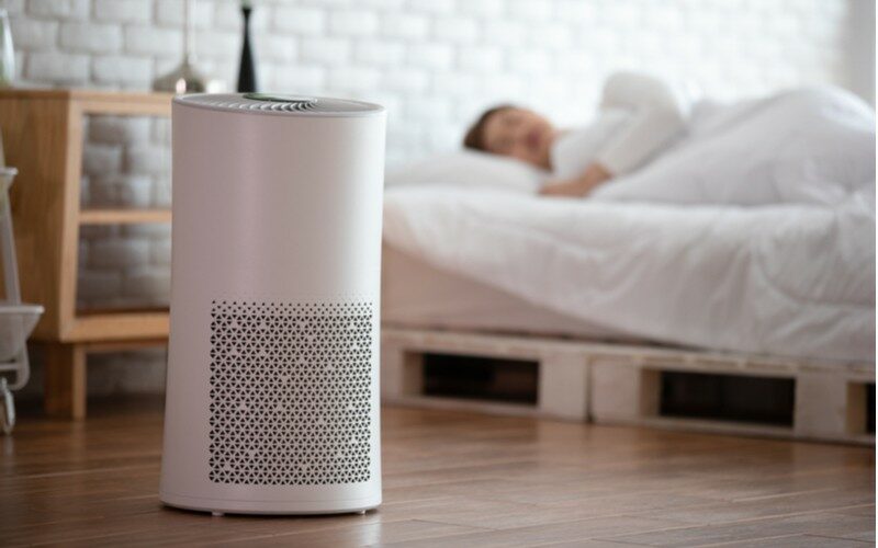 Ionizátor vzduchu u postele v které spí žena