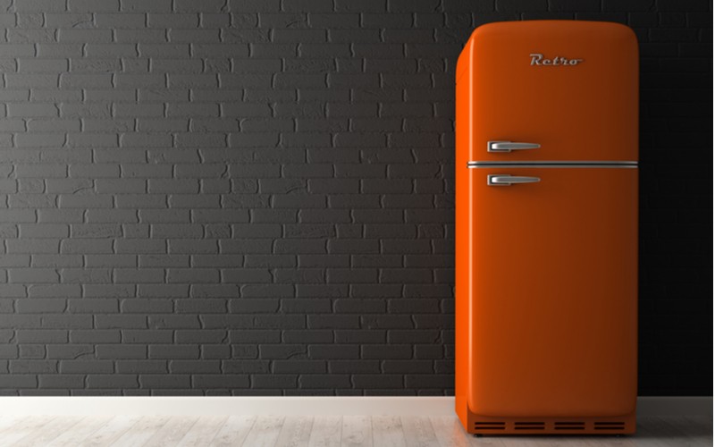Oranžová retro lednička  