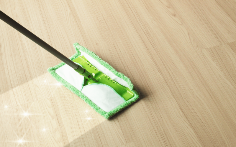 utírání podlahy mopem