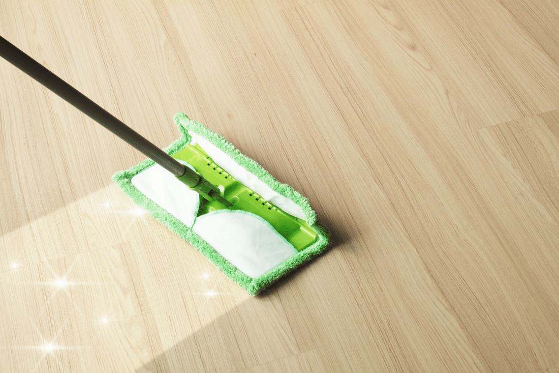 utírání podlahy mopem