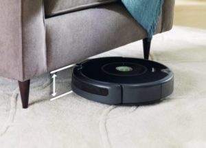 iRobot Roomba 606 vysává na koberci