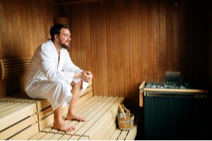 Muž v županu v sauně