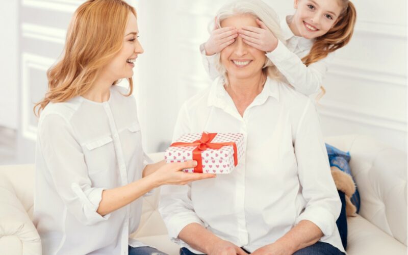 Holčička s matkou a babičkou oslavují babkine narozeniny