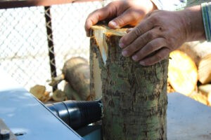 Štípání dřeva pomocí štípačky na dřevo