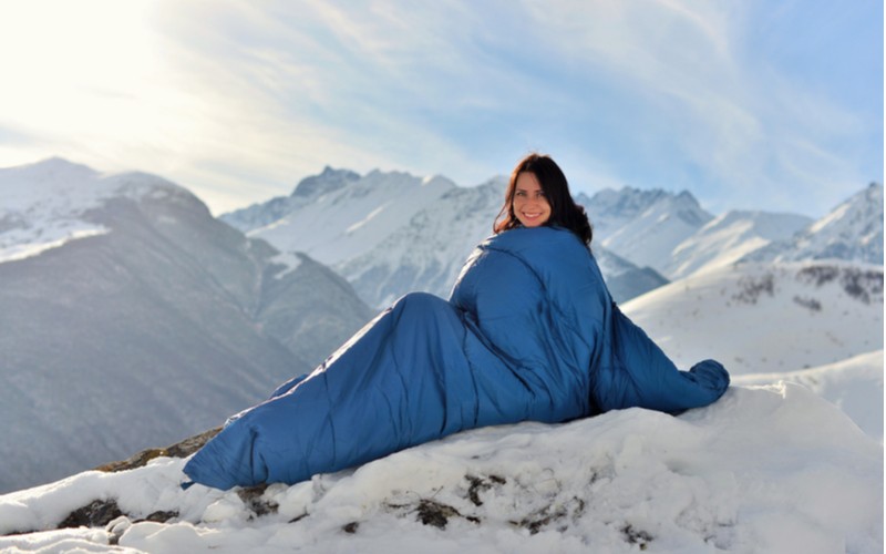 Žena ve spacáku na horách