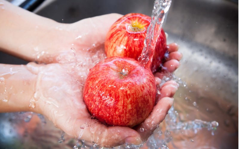 Mytí jablek