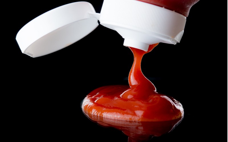 Kečup se lije z láhve