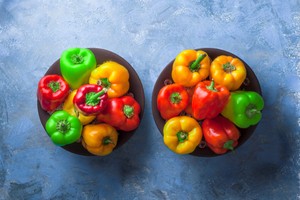 Žluté, červené a zelené papriky