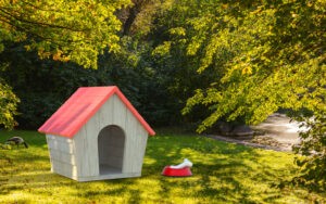 Dřevěná bouda pro psa s červenou střechou