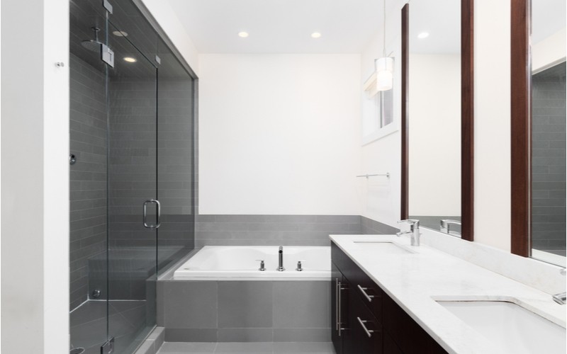 Luxusná kúpelňa s walk-in sprchou v čiernom prevedení