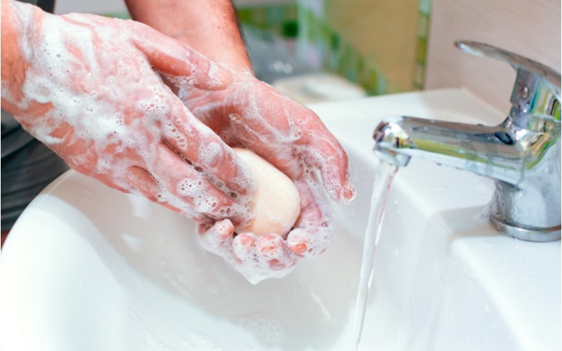Mytí rukou mýdlem a proud tekoucí vody