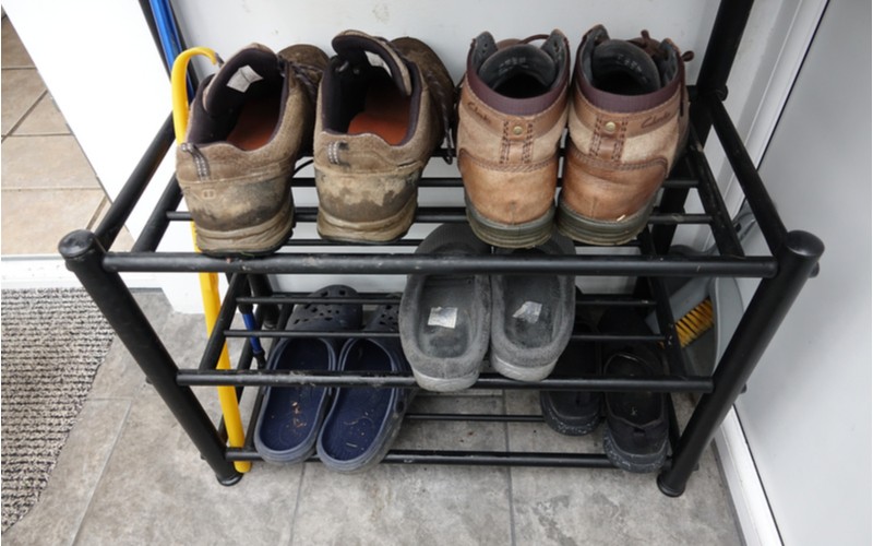 Otevřený kovový stojan na boty