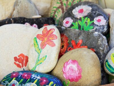 Květy namalované na kamíncích