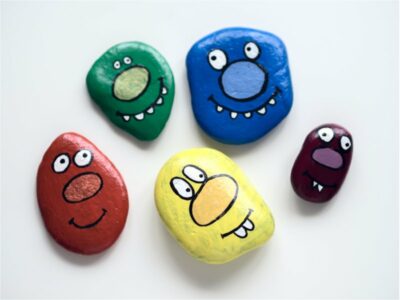 Pět barevných malovaných kamínků s úsměvem