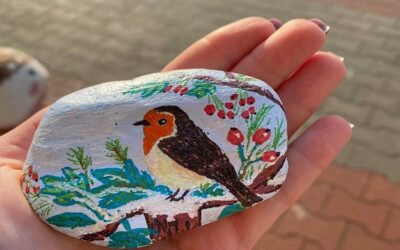 Ptáček namalovaný na kameni