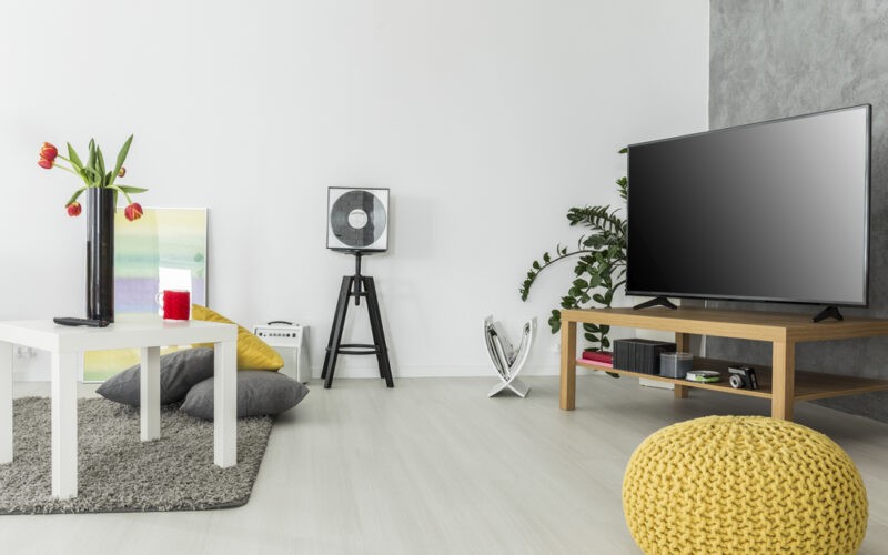 Televizor v útulném obývacím pokoji na dřevěném stolku