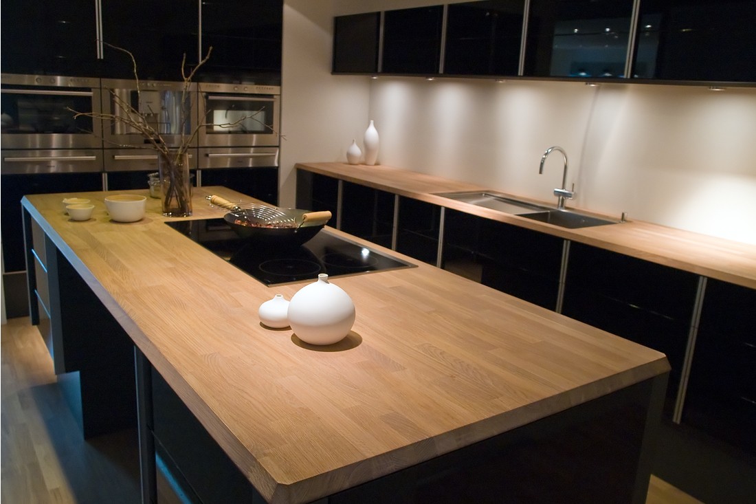 Tmavá kuchyně s prvky s dekorem dřeva