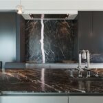 Kuchyňská pracovní deska z masivu či kamene - jaké jsou výhody a nevýhody přírodních materiálů? + tipy architekta