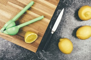 citrony na kuchyňské desce s nožem a deskou