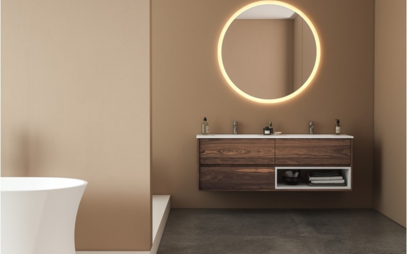 koupelna s závěsnými skříňkami s dekorem tmavého dřeva