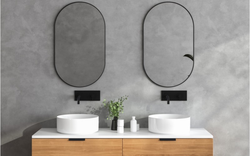 koupelna se světle hnědým obkladem a závěsnou skříňkou se zrcadlem