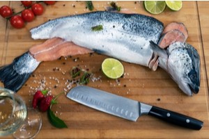 losos na kuchyňské pracovní desce s nožem