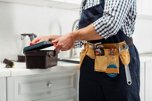 pracovní nástroje na kuchyňské pracovní desce