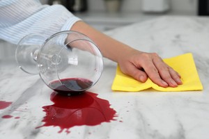 převržená sklenice s červeným vínem