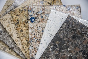 vzorky přírodních kamenů na kuchyňskou pracovní desku
