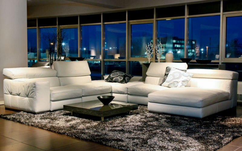 Moderní obývací pokoj v noci