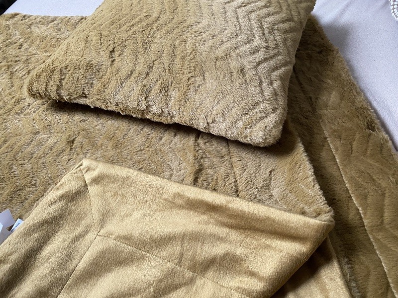 Zlatá deka s polštářem