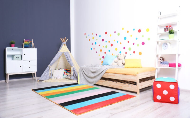 Dětský koberec s výraznými barvami