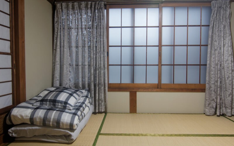 Futonová postel v minimalistickém designu