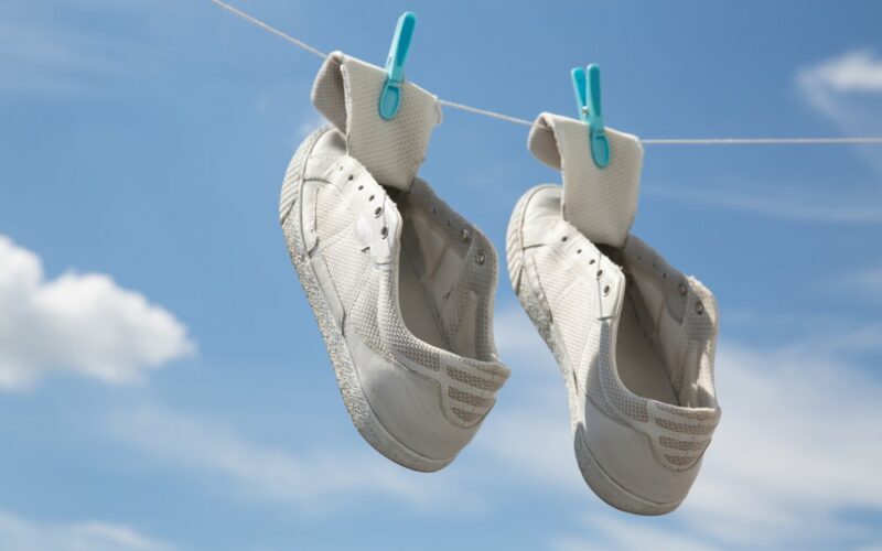 Sušení vypraných tenisek na šňůře od prádla