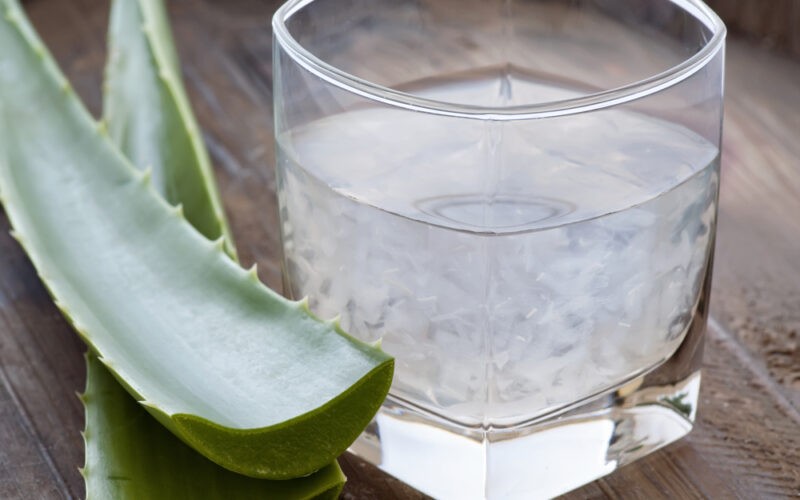 Aloe vera nápoj, drink ve sklenici a vedle listy aloe