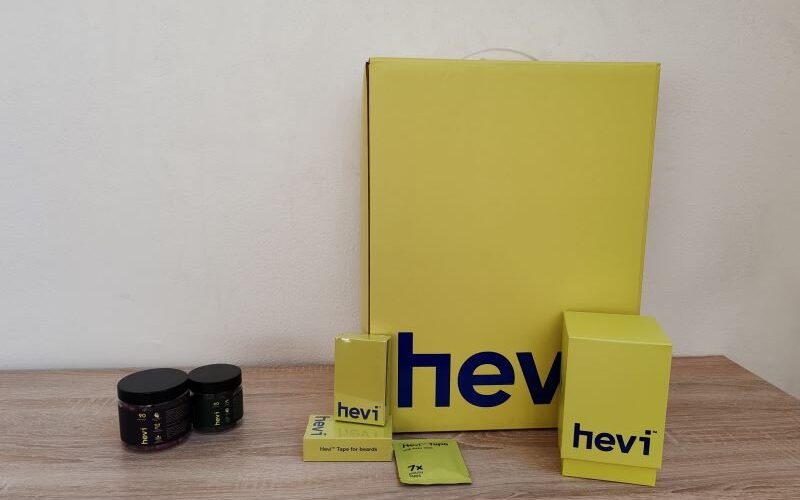Hevi produkty pro lepší spánek - zabalené v původním balení: zátěžová deka a zátěžová maska, pásky proti chrápání a tablety pro lepší usínání