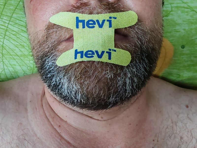Hevi Tape páska na ústa proti chrápání - varianta na bradu nalepená